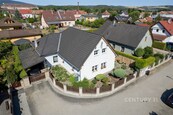 Prodej samostatně stojícího rodinného domu 4+kk se zahradou, bazénem a krytým stáním, cena 9350000 CZK / objekt, nabízí 